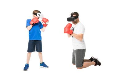 Baba ve oğul sanal gerçeklik kulaklıklar içinde