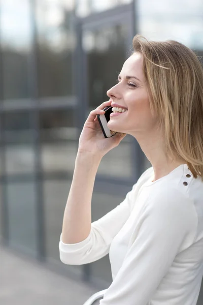 Lachende vrouw met smartphone — Stockfoto