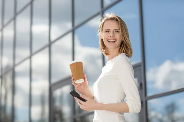 Donna con caffè e smartphone — Foto Stock