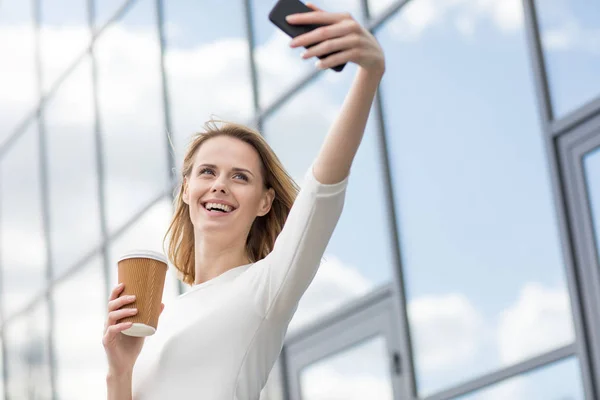 Kadın selfie çekiyor. — Stok fotoğraf