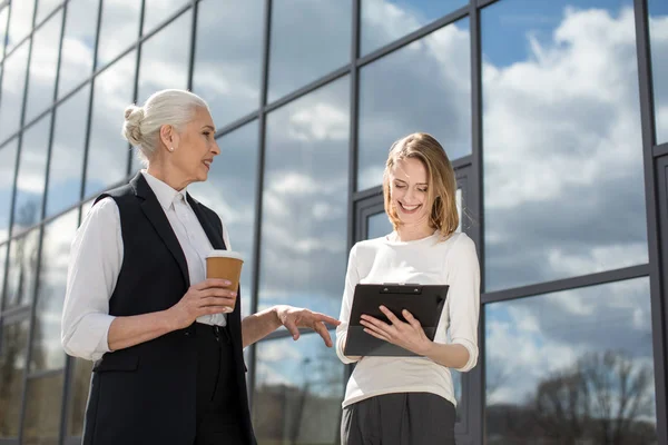 Mujeres de negocios en la reunión al aire libre — Foto de Stock