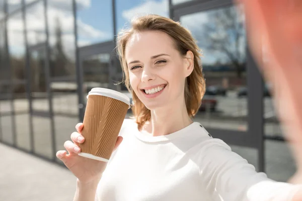 Frau macht Selfie — Stockfoto