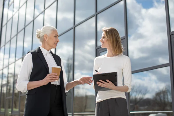 Mulheres de negócios em reunião ao ar livre — Fotografia de Stock