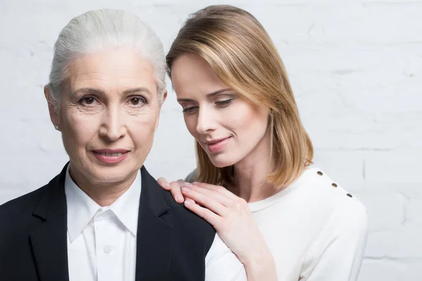 Hermosas mujeres jóvenes y mayores — Foto de Stock