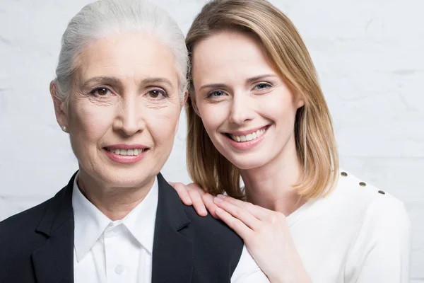 Mujeres jóvenes y mayores — Foto de Stock