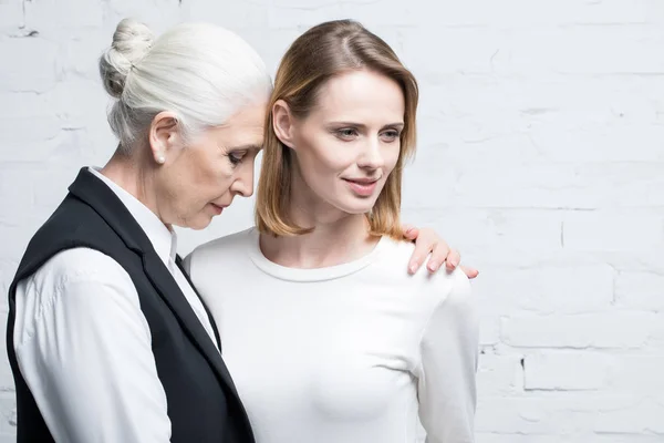 Mujeres jóvenes y mayores — Foto de Stock