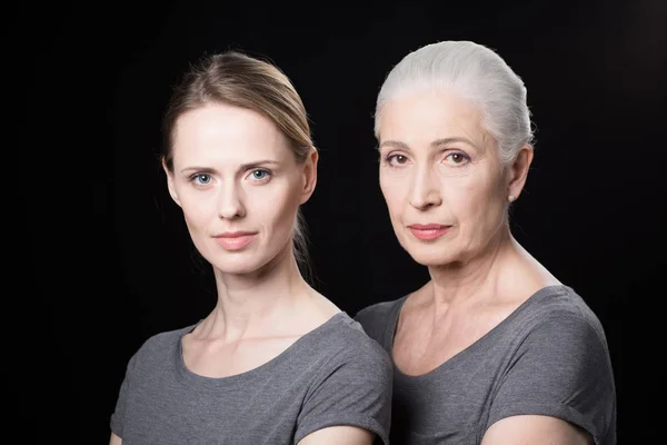 Mujeres jóvenes y mayores — Foto de Stock