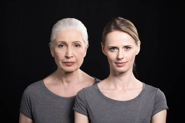 молодые и пожилые женщины
 