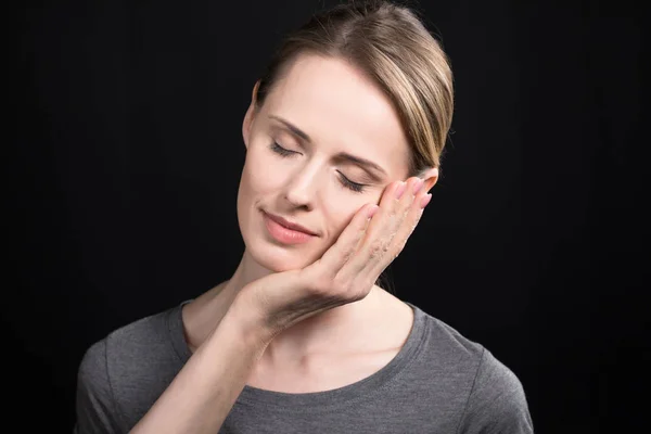 Händerna på mor röra dotter ansikte — Stockfoto