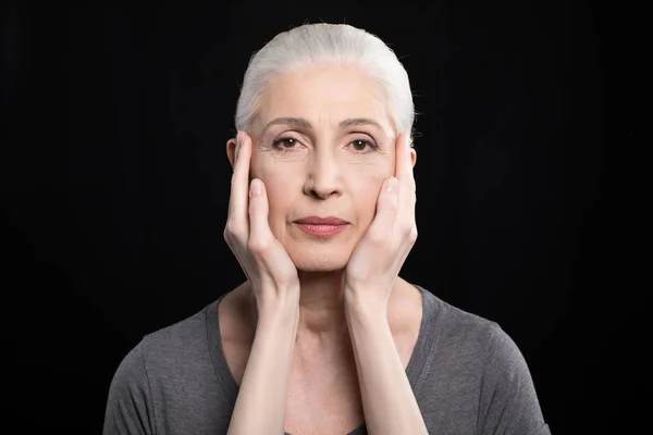 Mains de fille touchant mère visage — Photo