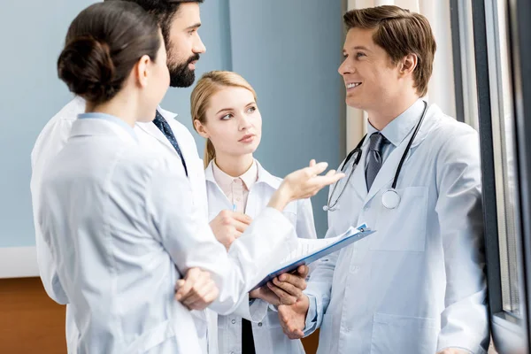 Equipo de médicos discutiendo diagnóstico - foto de stock