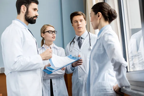 Doctors team discussing diagnosis — Stock Photo