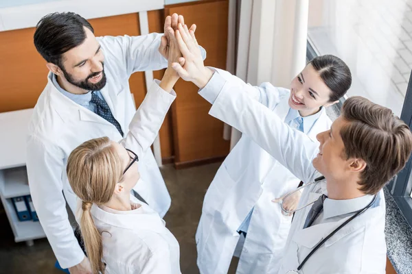 Team di medici dando highfive — Foto stock