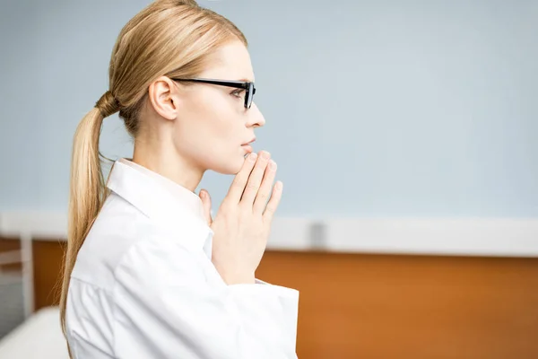 Profesional joven médico - foto de stock