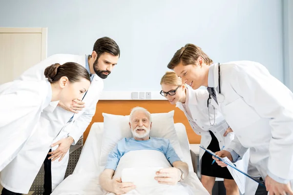 Лікарі та пацієнти старшого віку — стокове фото