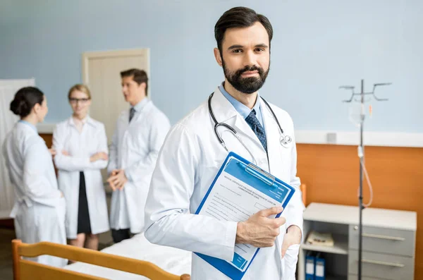 Selbstbewusster Arzt in Klinik — Stockfoto