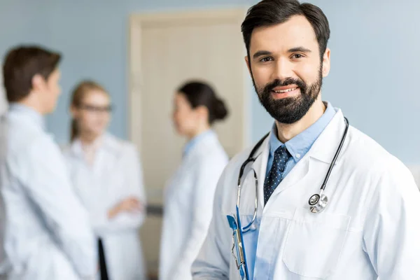 Médico sonriente en la clínica - foto de stock