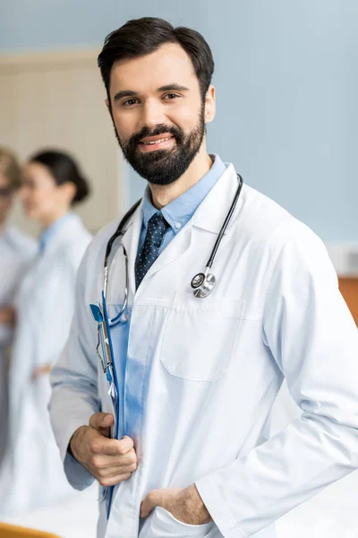 Medico sorridente in clinica — Foto stock