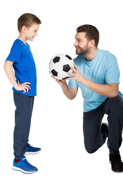 Père et fils jouant au football — Photo de stock