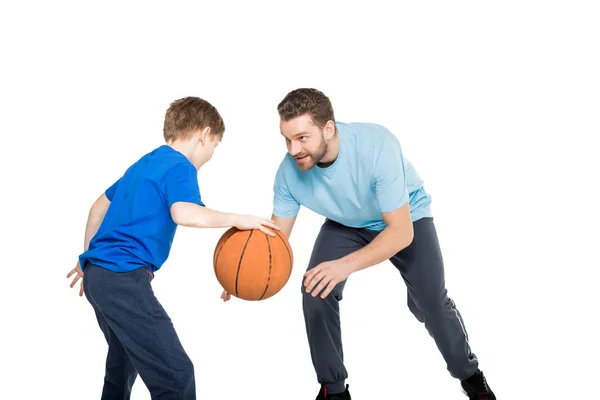 Father and son playing basketball — Stock Photo