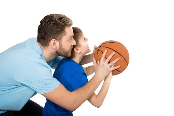 Padre e figlio giocano a basket — Foto stock