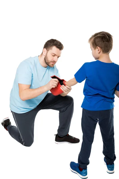 Батько і син з боксерськими рукавицями — стокове фото
