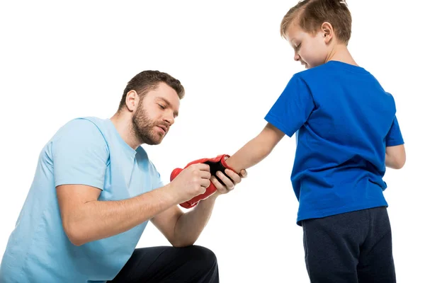 Padre e hijo con guantes boxeadores - foto de stock