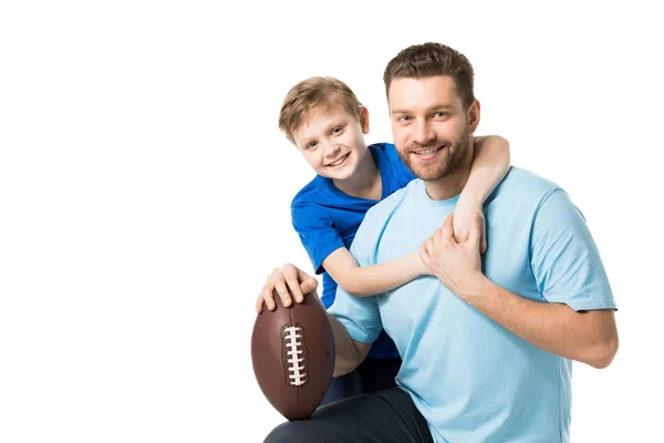 Pai e filho com bola de rugby — Fotografia de Stock