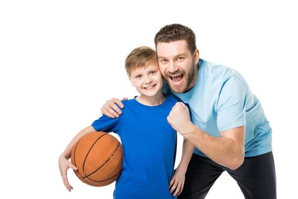 Vater und Sohn spielen Basketball — Stockfoto