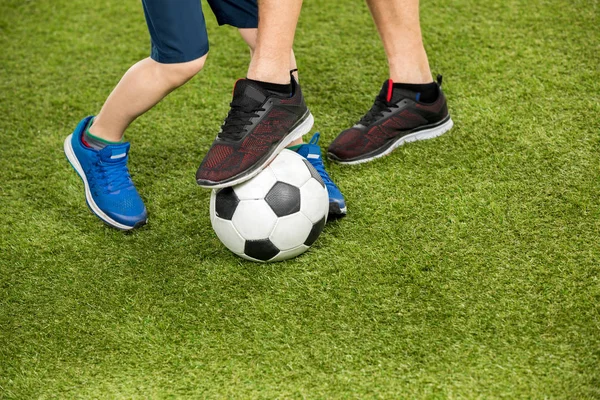 Père et fils jouant au football — Photo de stock