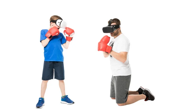 Père et fils dans les casques de réalité virtuelle — Photo de stock