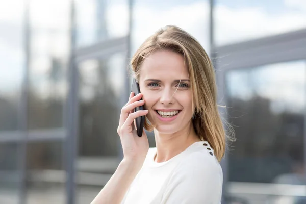 Smiling woman with smartphone — Stock Photo