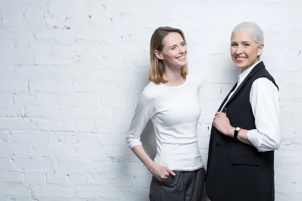 Belles femmes jeunes et âgées — Photo de stock