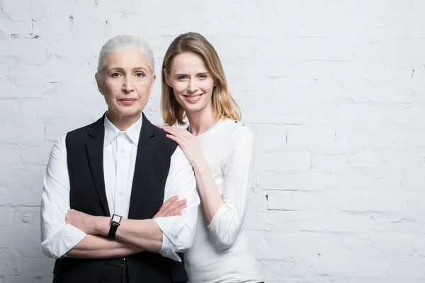 Belles femmes jeunes et âgées — Photo de stock