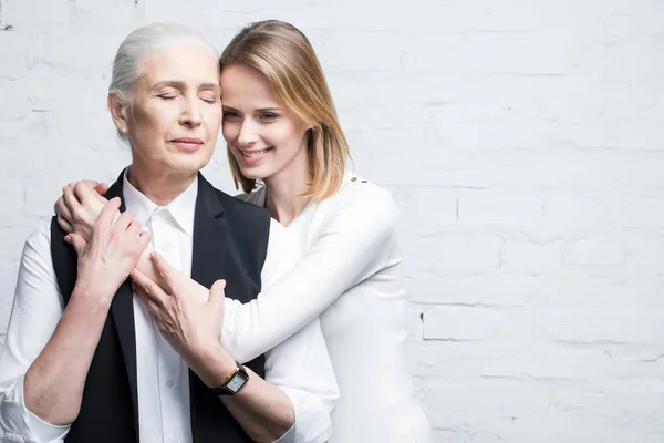 Femmes jeunes et âgées — Photo de stock