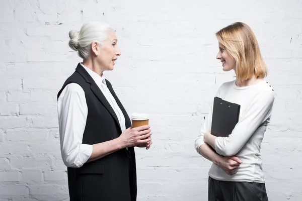 Les gens d'affaires discutent travail — Photo de stock