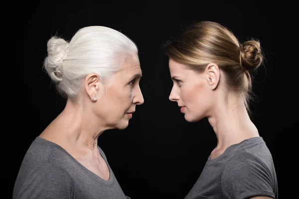 Femmes jeunes et âgées — Photo de stock