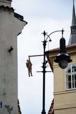 Evin cephe üzerinde asılı