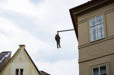 Evin cephe üzerinde asılı