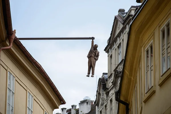 Visí na fasádě domu — Stock fotografie