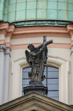 Prague, Çek Cumhuriyeti - 12 Mayıs 2017: heykelin üzerine Charles Bridge, Prague, Çek Cumhuriyeti.