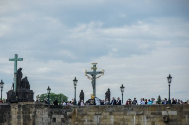Charles Köprüsü (Karluv çoğu) ve Old Town kule mavi gökyüzü, Prag, Çek Republic.This köprüsünde olan en eski şehri ve çok popüler bir turistik.