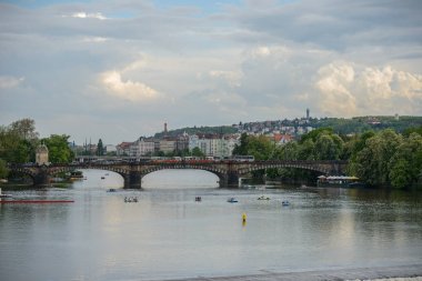  Görünümü Legia Köprüsü (en Legii ve Vltava Nehri zevk teknesi ile)