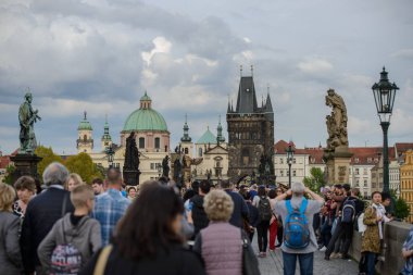 Charles Köprüsü (Karluv çoğu) ve Old Town kule mavi gökyüzü, Prag, Çek Republic.This köprüsünde olan en eski şehri ve çok popüler bir turistik.