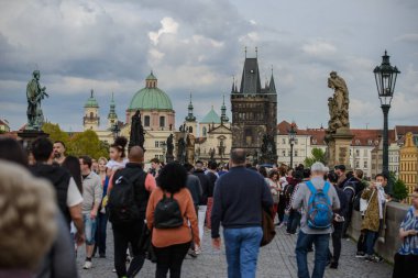 Charles Köprüsü (Karluv çoğu) ve Old Town kule mavi gökyüzü, Prag, Çek Republic.This köprüsünde olan en eski şehri ve çok popüler bir turistik.