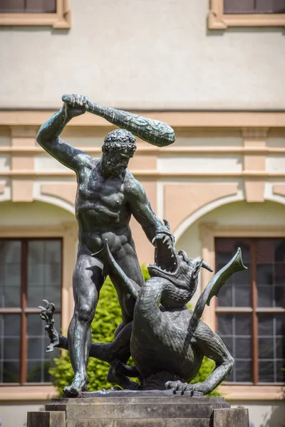 PRAGUE, REPÚBLICA CHECA - 12 DE MAIO DE 2017: Esculturas no Palácio Wallenstein e no jardim — Fotografia de Stock