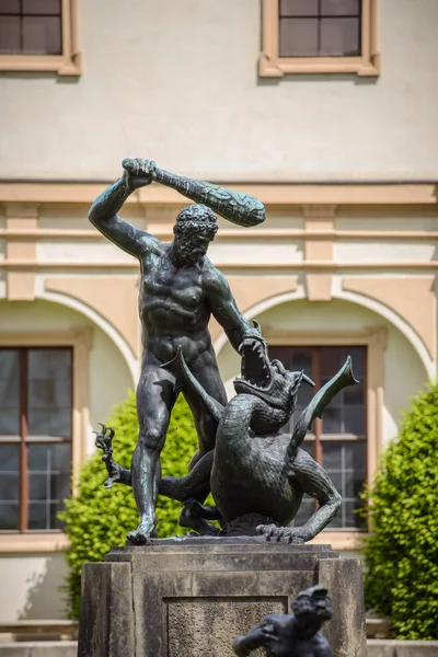 PRAGUE, RÉPUBLIQUE TCHÈQUE - 12 MAI 2017 : Sculptures au Palais Wallenstein et jardin — Photo