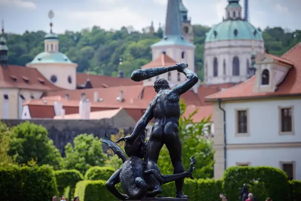 Praha, Česká republika - 12 května 2017: sochy na Valdštejnský palác a zahrada — Stock fotografie