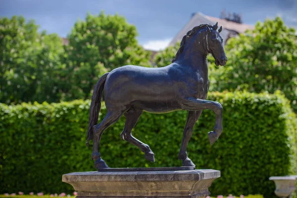 Estatua de caballo en el jardín — Foto de Stock