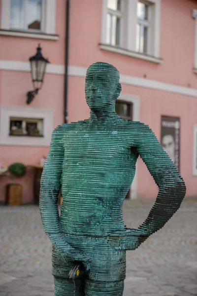 他小便 scultpture 由捷克艺术家大卫 · 赛尔与清淡在布拉格弗朗茨 · 卡夫卡博物馆前的水坑里的两个木偶人物 — 图库照片